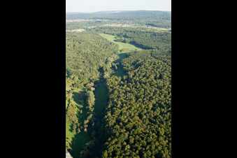 Vue oblique de Réserve naturelle de Kettelbachtal à le quartier Obernhausen in Birkenfeld dans le département Bade-Wurtemberg, Allemagne