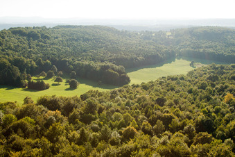 Réserve naturelle de Kettelbachtal à le quartier Obernhausen in Birkenfeld dans le département Bade-Wurtemberg, Allemagne du point de vue du drone