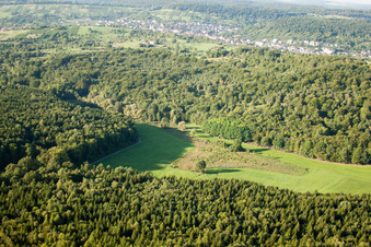 Vue oblique de Réserve naturelle de Kettelbachtal à le quartier Obernhausen in Birkenfeld dans le département Bade-Wurtemberg, Allemagne