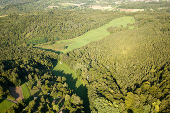 Réserve naturelle de Kettelbachtal à le quartier Obernhausen in Birkenfeld dans le département Bade-Wurtemberg, Allemagne vue d'en haut