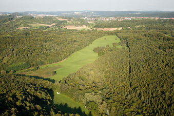 Vue d'oiseau de Réserve naturelle de Kettelbachtal à le quartier Obernhausen in Birkenfeld dans le département Bade-Wurtemberg, Allemagne
