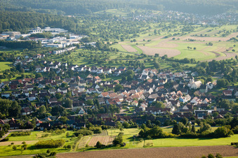 Vue aérienne de Du nord à le quartier Gräfenhausen in Birkenfeld dans le département Bade-Wurtemberg, Allemagne