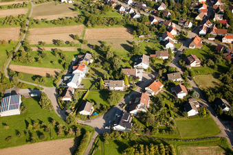 Vue aérienne de Weinbergstr à le quartier Obernhausen in Birkenfeld dans le département Bade-Wurtemberg, Allemagne