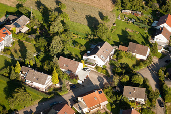 Vue oblique de Weinbergstr à le quartier Obernhausen in Birkenfeld dans le département Bade-Wurtemberg, Allemagne