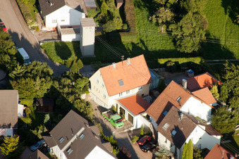 Enregistrement par drone de Mühlgasse à le quartier Gräfenhausen in Birkenfeld dans le département Bade-Wurtemberg, Allemagne
