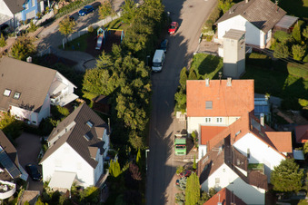 Mühlgasse à le quartier Gräfenhausen in Birkenfeld dans le département Bade-Wurtemberg, Allemagne du point de vue du drone