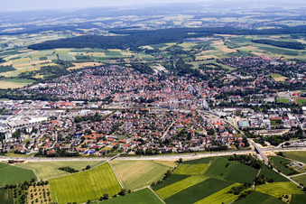 Vue aérienne de Vue de la ville depuis le sud, au-delà de l'A6 à Sinsheim dans le département Bade-Wurtemberg, Allemagne
