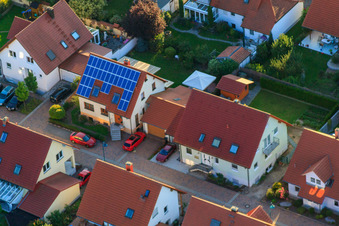 Vue aérienne de Dans le nid de la cigogne à Erlenbach bei Kandel dans le département Rhénanie-Palatinat, Allemagne