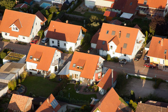 Vue aérienne de Dans le nid de la cigogne à Erlenbach bei Kandel dans le département Rhénanie-Palatinat, Allemagne