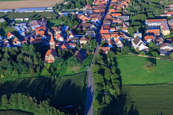 Vue aérienne de Protestation. Église à Minfeld dans le département Rhénanie-Palatinat, Allemagne