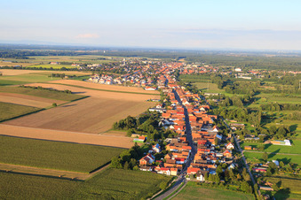 Saarstraße à Kandel dans le département Rhénanie-Palatinat, Allemagne du point de vue du drone