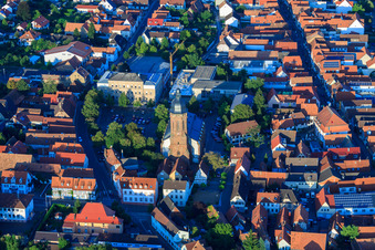 Vue aérienne de Place du Marché, église Saint-Georges à Kandel dans le département Rhénanie-Palatinat, Allemagne