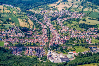 Vue aérienne de Du nord-est à le quartier Kleinsteinbach in Pfinztal dans le département Bade-Wurtemberg, Allemagne