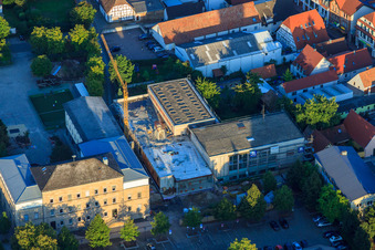 Vue aérienne de École primaire L. Riedinger, hôtel de ville en cours de rénovation à Kandel dans le département Rhénanie-Palatinat, Allemagne