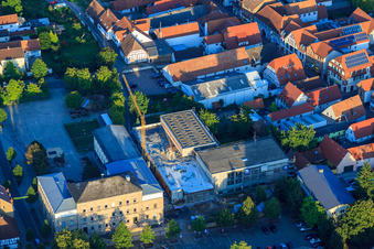 Vue aérienne de École primaire L. Riedinger, hôtel de ville en cours de rénovation à Kandel dans le département Rhénanie-Palatinat, Allemagne