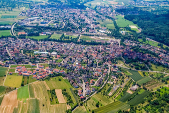Vue aérienne de Vue des rues et des maisons dans les quartiers résidentiels à le quartier Singen in Remchingen dans le département Bade-Wurtemberg, Allemagne
