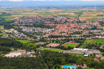 Vue aérienne de Vue de la ville depuis le sud à Herxheim bei Landau dans le département Rhénanie-Palatinat, Allemagne