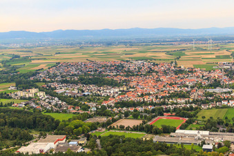 Vue aérienne de Vue de la ville depuis le sud à Herxheim bei Landau dans le département Rhénanie-Palatinat, Allemagne