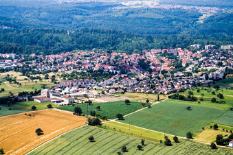 Vue aérienne de Badener Straße depuis le nord à le quartier Reichenbach in Waldbronn dans le département Bade-Wurtemberg, Allemagne