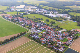 Vue aérienne de Vue du village depuis le sud-est à le quartier Minderslachen in Kandel dans le département Rhénanie-Palatinat, Allemagne