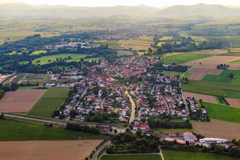 Vue aérienne de Vue du village depuis l'est à Rohrbach dans le département Rhénanie-Palatinat, Allemagne