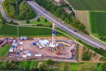 Vue aérienne de Chantier de forage de la centrale géothermique sur l'A65, 2ème forage à Insheim dans le département Rhénanie-Palatinat, Allemagne