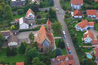Vue aérienne de Église catholique Saint-Michel à Insheim dans le département Rhénanie-Palatinat, Allemagne