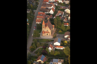 Vue aérienne de Église catholique au centre du village à Insheim dans le département Rhénanie-Palatinat, Allemagne