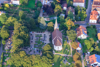 Vue aérienne de Protestation. Église au cimetière à Insheim dans le département Rhénanie-Palatinat, Allemagne