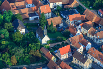 Vue aérienne de Protestation. Église au cimetière à Impflingen dans le département Rhénanie-Palatinat, Allemagne
