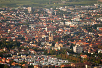 Vue aérienne de Le centre-ville vu de l'ouest, avec l'église catholique de l'Assomption de Marie (église Sainte-Marie). à Landau in der Pfalz dans le département Rhénanie-Palatinat, Allemagne