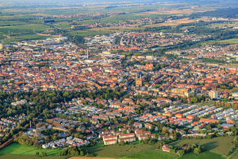 Vue aérienne de Centre-ville vu de l'ouest à Landau in der Pfalz dans le département Rhénanie-Palatinat, Allemagne