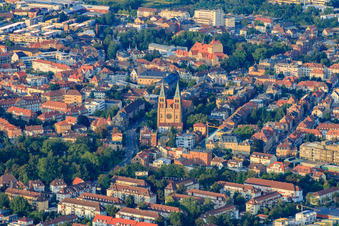 Vue aérienne de Le centre-ville vu de l'ouest, avec l'église catholique de l'Assomption de Marie (église Sainte-Marie). à Landau in der Pfalz dans le département Rhénanie-Palatinat, Allemagne