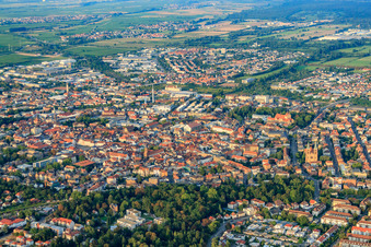Vue aérienne de Vue d'ensemble de la ville depuis l'ouest à Landau in der Pfalz dans le département Rhénanie-Palatinat, Allemagne
