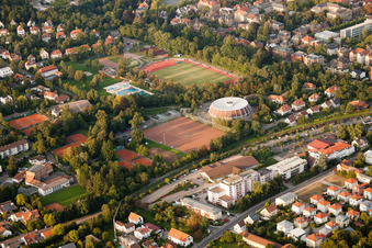 Vue aérienne de Stade Jahnsportplatz et Rundsporthalle à Landau in der Pfalz dans le département Rhénanie-Palatinat, Allemagne