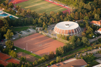 Vue aérienne de Stade Jahnsportplatz et Rundsporthalle à Landau in der Pfalz dans le département Rhénanie-Palatinat, Allemagne