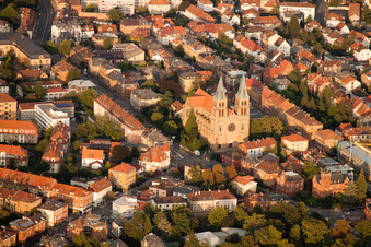 Vue aérienne de Église paroissiale catholique Sainte-Marie dans le vieux centre-ville à Landau in der Pfalz dans le département Rhénanie-Palatinat, Allemagne