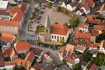 Vue aérienne de Bâtiments d'église en Godramstein à le quartier Godramstein in Landau in der Pfalz dans le département Rhénanie-Palatinat, Allemagne