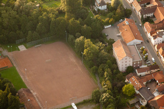 Vue aérienne de Terrain de sport derrière le centre communautaire du village "Klincksche Mühle à le quartier Godramstein in Landau in der Pfalz dans le département Rhénanie-Palatinat, Allemagne