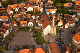 Vue aérienne de Église catholique à le quartier Godramstein in Landau in der Pfalz dans le département Rhénanie-Palatinat, Allemagne