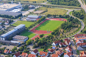 Vue aérienne de Terrain de sport à la Siebenpfeifferl Realschule plus à Haßloch dans le département Rhénanie-Palatinat, Allemagne