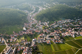 Vue aérienne de Moyen Hambach à le quartier Hambach an der Weinstraße in Neustadt an der Weinstraße dans le département Rhénanie-Palatinat, Allemagne