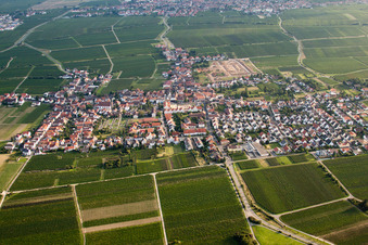Vue aérienne de Vue des rues et des maisons dans les quartiers résidentiels à le quartier Diedesfeld in Neustadt an der Weinstraße dans le département Rhénanie-Palatinat, Allemagne