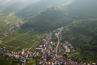 Vue aérienne de Moyen Hambach à le quartier Hambach an der Weinstraße in Neustadt an der Weinstraße dans le département Rhénanie-Palatinat, Allemagne