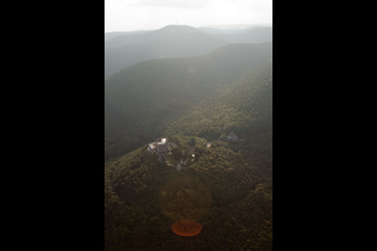 Vue aérienne de Hambach, Château de Hambach à le quartier Hambach an der Weinstraße in Neustadt an der Weinstraße dans le département Rhénanie-Palatinat, Allemagne
