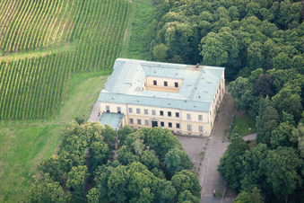 Vue oblique de Château de la Villa Ludwigshöhe à Edenkoben dans le département Rhénanie-Palatinat, Allemagne