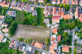 Vue aérienne de Terrain de sport - terrain de football du complexe de loisirs à Rhodt unter Rietburg dans le département Rhénanie-Palatinat, Allemagne