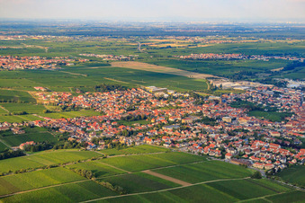 Vue aérienne de Vue de la ville depuis le nord-ouest à Edesheim dans le département Rhénanie-Palatinat, Allemagne