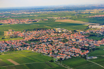 Vue aérienne de Vue de la ville depuis le nord-ouest à Edesheim dans le département Rhénanie-Palatinat, Allemagne