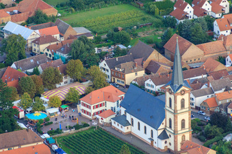 Vue aérienne de Église catholique Saint-Pierre-et-Paul à Edesheim dans le département Rhénanie-Palatinat, Allemagne